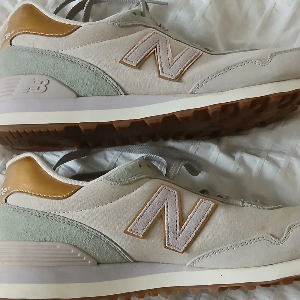 New Balance 574 Women's sneakers size 11 lavender color. like new 1 minor scuff - Picture 2 of 5